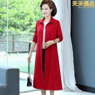 2023新款媽媽春秋風衣中長版時尚中年女式喜婆婆婚宴紅色外套薄款