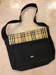 Burberry 格紋郵差包
