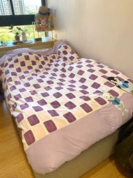 幾米單人加大床包被套組  鋪棉兩用被被 紫色格子