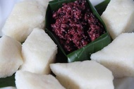 Uli ketan putih/makanan khas tradisional/beras ketan matang di tumbuk/makanan khas tradisional/makan
