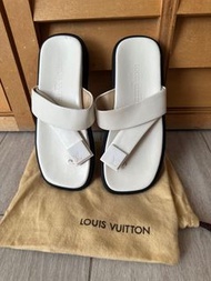 👍同全新無別👍正品 Louis Vuitton White Sandals 人字拖拖鞋。LV  Size 34 , 買咗只著過一次，冇任何損毁，冇任何污跡，同全新無別，Perfect Conditio