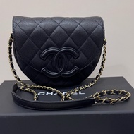 Chanel 23P 黑色荔枝牛皮大LOGO馬鞍包 AS3867