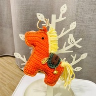 愛馬仕橘招財小馬-現貨 / 馬年招財鉤織小物 吊飾 香包