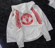 Áo khoác gió clb MU ( Manchester United) màu đỏ mận 2024/ 25 full logo lưng- nón tháo rời