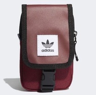 全新 adidas 小側腰包 Originals Map Bag  經典三葉草 酒紅 黑(DV2483) 愛迪達