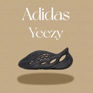 Adidas originals Yeezy รองเท้าสปอร์ต รองเท้าหญิง Froam Runner เป็นแฟชั่น สะดวกสบาย รองเท้าแตะ “Onyx EVA” รองเท้าผู้ชาย พื้นรองเท้านิ่ม การเคลื่อนไหวแฟชั่น