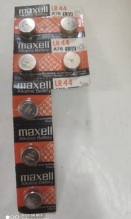 一排 maxell 品牌的 LR44 鹼性鈕扣電池（1.5V）共七粒