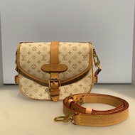 98新LV Sologne手袋采用经典Monogram帆布+牛皮饰边，复古又实用！半月形包型，金属扣件超有