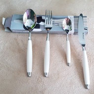 Tupperware utensil set