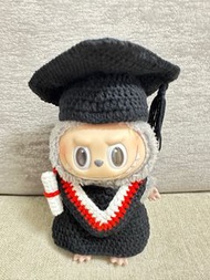 Labubu 公仔畢業袍