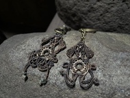 海邊曝曬的魷魚乾 l 手工蠟線吊飾