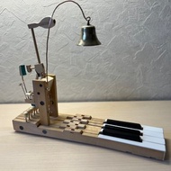 用舊鋼琴的琴鍵和錘子以及古董黃銅製成的桌鈴