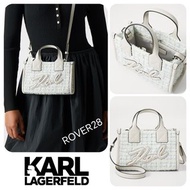 現貨💯KARL LAGERFELD  K/Skuare 淺藍色托特包👜，正面有個好搶眼嘅黑色草寫字母標誌✨。呢款係小型尺寸嘅斜孭袋😎，用咗淺藍色牛仔布，仲有黑色皮質滾邊🖤。設計包括頂部手提👋，同一條可