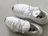 白色Under Armour HOVR Phantom 3 跑步鞋