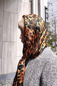 【日本直送 名牌中古包】Yves Saint Laurent YSL 豹紋絲巾 黑色 棕色 絲綢 2ttmtp