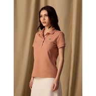 CROCODILE MOCHA MOUSSE BROWN WOMEN  TAPERED FIT POLO SHIRT WITH EMBROIDERY เสื้อโปโลทรงเข้ารูปสีนำ้ต