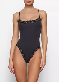 ชุดเดรสแขนกุดผ้าฝ้ายลายลูกไม้เอวสูง Skims Kim Kardashian สำหรับผู้หญิงในฤดูร้อน คอลเลกชั่นฤดูร้อน 20