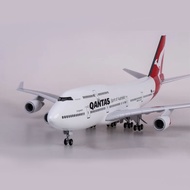 โมเดลเครื่องบินโบอิ้ง 747-400 ของสายการบินควอนตัส ออสเตรเลีย รุ่น LED ขนาด 49 ซม. คุณภาพสูง วางโชว์บ