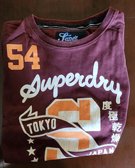 (ซื้อ 1 แถม 1) ซื้อเสื้อผู้ชายโซส์ M Superdry สีเลือดหมูผ้าหนา ของแท้มือสอง + แถมซื้อคอวี สีเขียว สไ