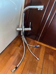 新款名牌3 M, 二手3用混合水龍頭 - 保養期己過 - 少少漏水 - 識得修理至好買， - 當癈品賣， - 星盆專用水龍頭 - 有冷熱水喉接駁 - 有濾水器喉接駁， - 裝修師傅拆下 - 新舊如圖，