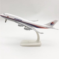 Malaysia Airlines Boeing B747 aircraft model with 20cm wheels