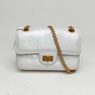 CHANEL 2.55口蓋包迷你珠光白牛皮晶片金扣炫彩肩背包