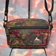 80% new Gregory garden tapestry shoulder bag S sling bag 紅花 綠花 尼龍拉鏈細斜揹袋 側揹袋