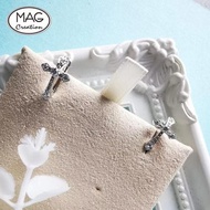 Love Legend | 18K 白金天然鑽石十字架耳環