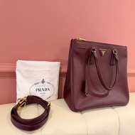 PRADA 經典 Saffiano Lux 牛皮 兩用手提殺手包 (酒紅色/勃根地紅）