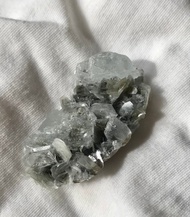 雪寶頂海藍寶水晶 銀雲母共生 白水晶簇 彩虹 礦標 原石 水晶