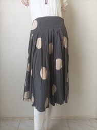 復古 DKNY 中長款傘裙，圓點圖案，灰色，尺寸 4，腰圍。