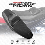 SUZUKI RAIDER 150 CARB CAMEL BACK SEAT ASSEMBLY WITH EMBROID LOGO AND CARBON DESIGN / DELUXE COMFORT