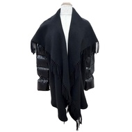 成色極佳 △ MONCLER MANTELLA 100% 羊毛，袖口飾有logo貼片和流蘇，黑色CAPE外套，S碼，正品女款