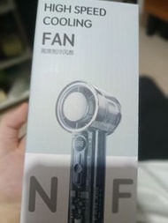 FAN.X05透明手持小風扇帶制冷功能，100檔無級調速，14000轉一分鐘，帶3000mAh電池數顯屏幕隨時掌握風速。超強風力，冰敷功能！！USB充電，全套配件齊全。包裝齊全