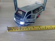【Toyota Hiace】[可發聲，可著頭及尾燈，可打開車尾，側門，趟門] 全新1：32  銀色Hiace豐田“200系”合金玩具聲光版客貨車 silvery color diecast toyot