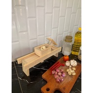 MERAH Onion slicer Onion slicer Red onion slicer made of wood