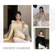 Chunyu✨ long sleeve clothing off the shoulder decorated with pearl buttons 长袖衣服露肩 用珍珠纽扣装饰 M519#