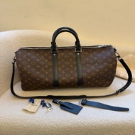 LV老花Keepall45旅行袋，晶片款，尺寸45×27×20，可手提亦可斜揹，容量超大，男女皆適合使用，低調高級，尺寸實用完美。