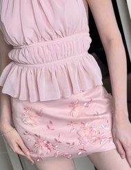 Rene_club - La Fleur Skirt กระโปรงซาตินเอวต่ำตกแต่งดอกไม้