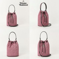 ✈️Coming__life✈️ 英國代買🇬🇧全新正品vivienne Westwood 粉色土星尼龍布水桶包