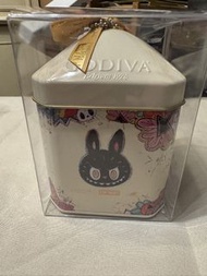 GODIVA 與 POP MART 聯名的 The Monsters Labubu 巧克力鐵盒禮盒