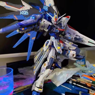 รุ่นพิเศษใหม่ของ Gundam Model Assembly HG รุ่นใหม่ของ Freedom Assault Red Heretic ของเล่นตั้งโชว์ รุ