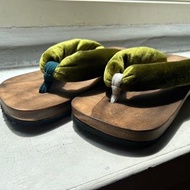 眩目。 短絨綠木屐