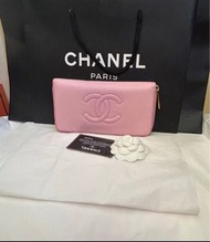 Chanel(祼粉紅大雙C logo牛皮）ㄇ字拉鍊長夾🙋此長夾較大、厚，可放的下iphone Max 、Pro ; 分享優惠價！
