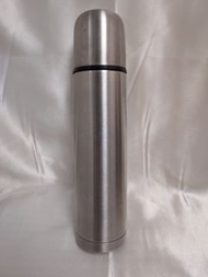 不銹鋼真空保暖水壺，500ml 容量，二手但非常新正，平時只裝熱水，沒有裝其他飲品。倒水裝置方便好用出面少有，防漏seal要自行到五金鋪配，不包郵。