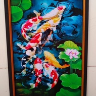 lukisan cetak ikan koi diair jernih plus bingkai ukuran 65×45