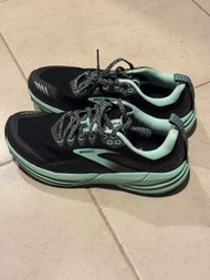 Brooks 行山鞋