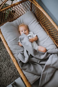 灰色平紋細布羽絨被和枕套