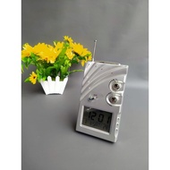 Digital radio alarm clock / classic radio clock Digital radio alarm clock classic radio clock/ Digit