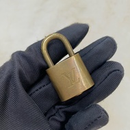 LV 金色鎖頭連鑰匙 I115WH